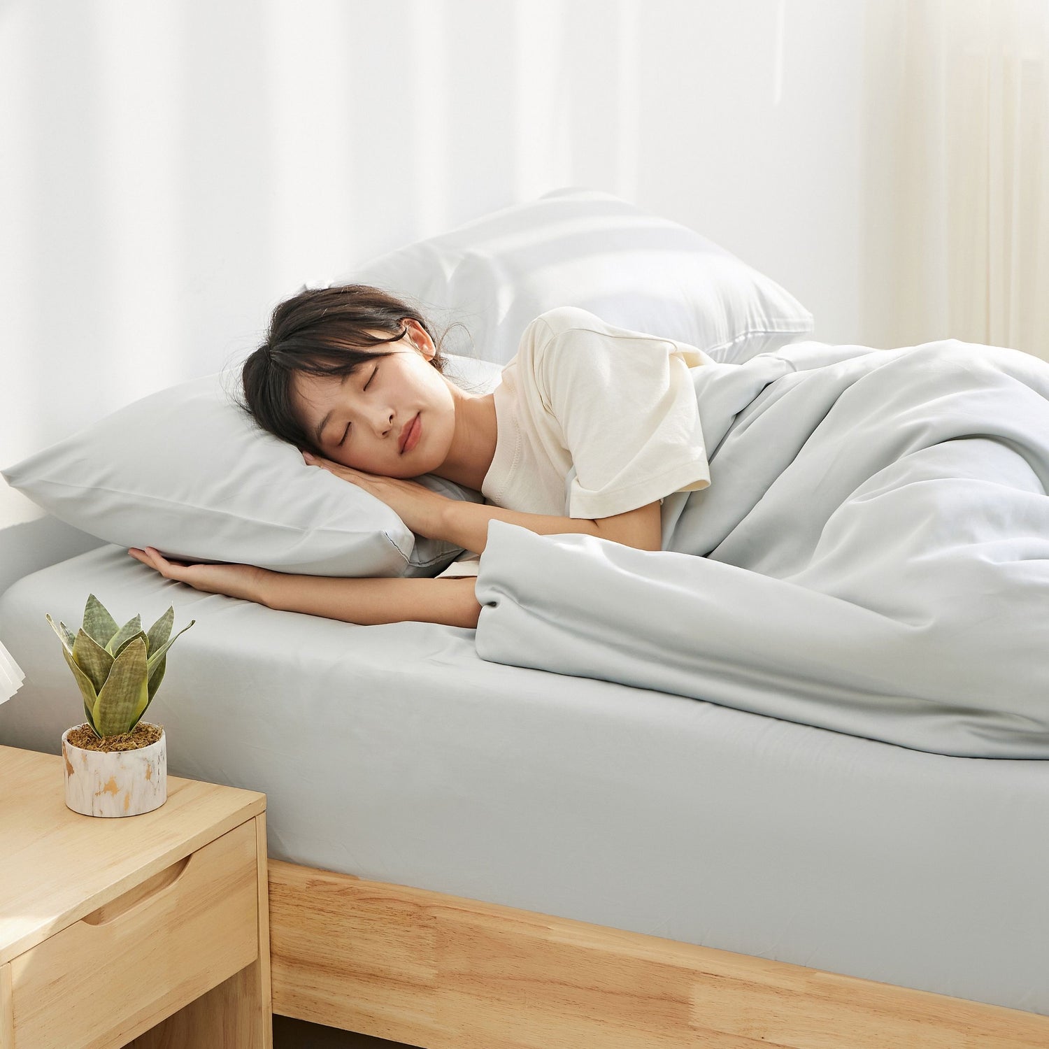 Nelpanda Classic blue duvet cover, fitted sheet and pillowcase, made from 60-count, 300-thread-count high-density sateen weave cotton, offering a smooth and breathable texture for a cozy bedroom.