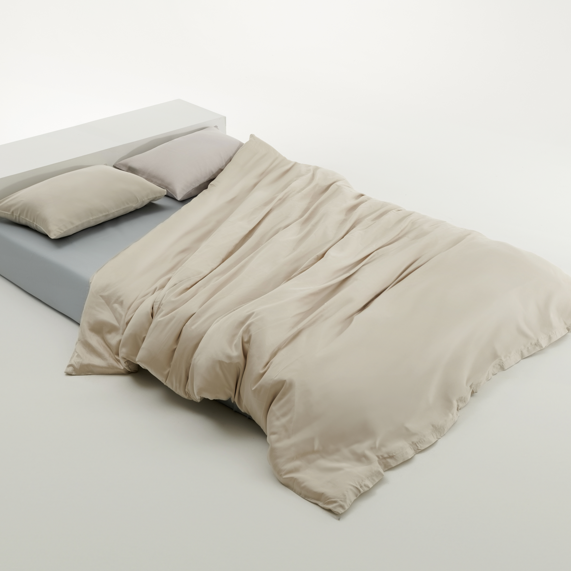  100% Tencel™ Lyocell fiber beige duvet cover, blue fitted sheet and green pillows